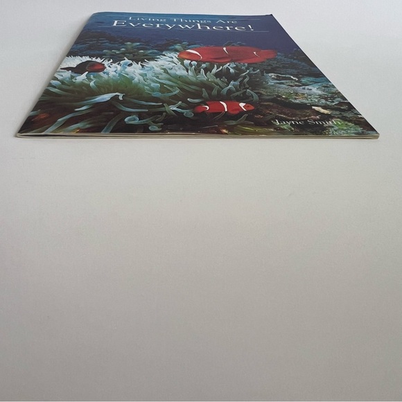 Living Things Are Everywhere! By Jayne Smith kids educational reading book - Picture 8 of 17